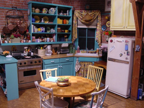 kitchen design in monica's apartment from friends